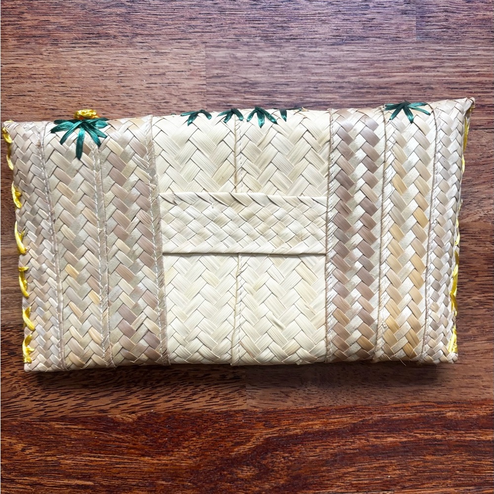Vintage - Woven Rattan Clutch with Raffia Flowers - Tiki Style - Picture 7 of 10